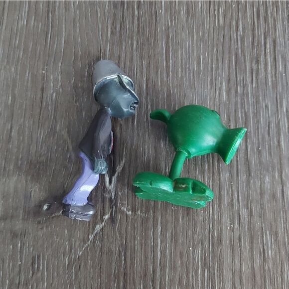 Plants VS Zombies PVC Figure Topper 2pc Lot Pea Shooter Bucket Head - Picture 3 of 3